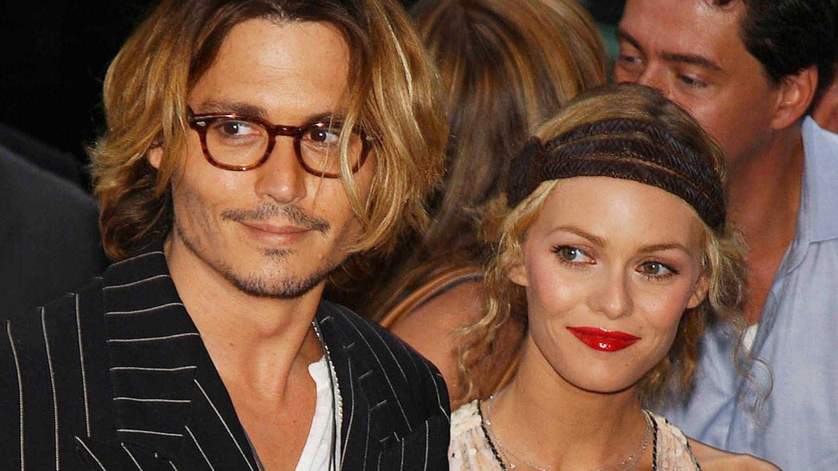 Under sommaren blev det officiellt. Efter ett 14 år långt äktenskap så skilde sig Johnny Depp och Vanessa Paradis. – Johnny och Vanessa har separerat i godo. Var vänliga och respektera deras privatliv, och framförallt, deras barns privatliv, sa Depps publicist i Entertainment Tonight. Depp gick sedan vidare med att dejta sin motspelerska Amber Heard.